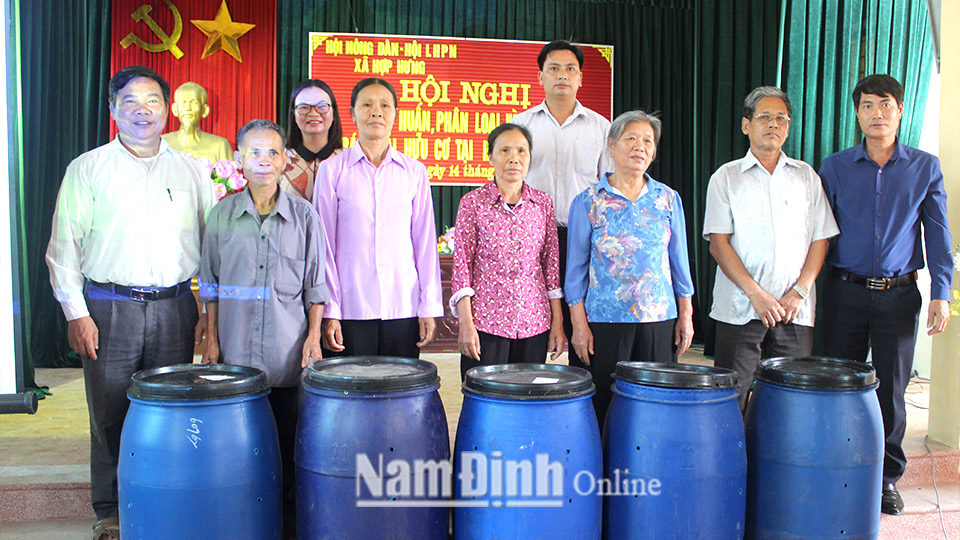 HND huyện Vụ Bản tặng thùng ủ rác cho hội viên xã Hợp Hưng (Vụ Bản).