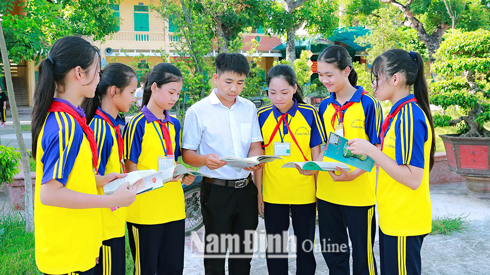 Thầy và trò Trường THCS Nam Cường trao đổi về bài học trước giờ lên lớp.