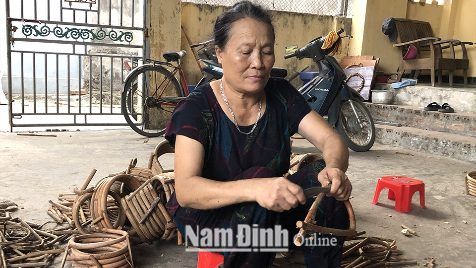 Bà Tạ Thị Dư, xóm Hồng Cát, xã Nam Hồng (Nam Trực) làm chậu cây cảnh bằng cây song tại xưởng.