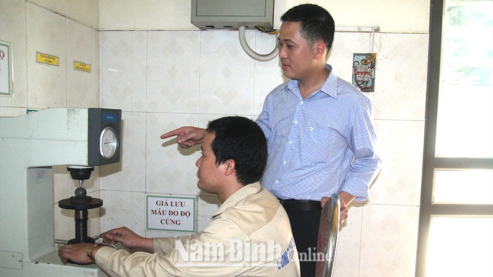 Anh Lê Trung Hải, Công ty TNHH Thắng Lợi, Cụm công nghiệp An Xá (thành phố Nam Định) hướng dẫn công nhân áp dụng sáng kiến “Thay đổi phương pháp cắt sản phẩm khỏi đậu” trong sản xuất.