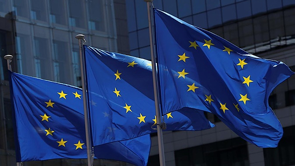 Cờ của EU bên ngoài trụ sở Ủy ban châu Âu tại Bỉ. (Ảnh: Reuters)