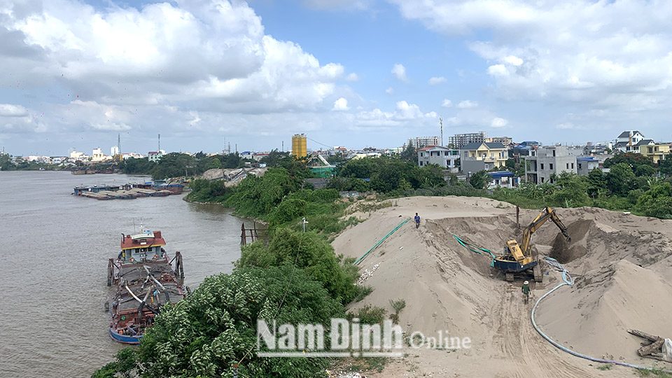 Khai thác cát ven đê hữu sông Hồng thuộc địa phận thành phố Nam Định.