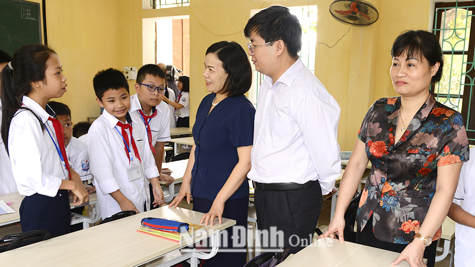 Thường trực HĐND tỉnh giám sát kết quả giảng dạy, học tập ở Trường THCS Phùng Chí Kiên (thành phố Nam Định).