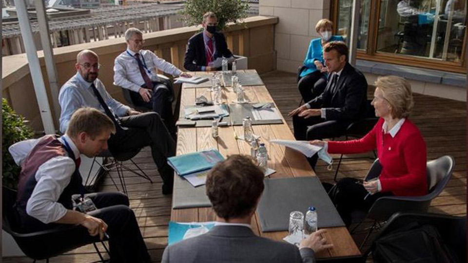 Các nhà lãnh đạo EU trong cuộc gặp bên lề hội nghị thượng đỉnh EU tại Bỉ.  Ảnh: Reuters