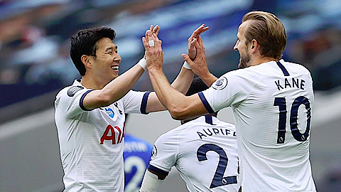 H. Kane (phải) xuất sắc lập cú đúp cho Tottenham.