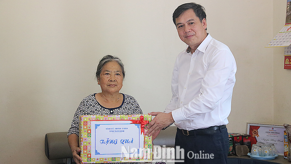 Đồng chí Trần Lê Đoài, TUV, Phó Chủ tịch UBND tỉnh đến thăm, tặng quà bà Lương Thị Dần, là vợ liệt sĩ ở xã Trực Thuận (Trực Ninh). Ảnh: Hoàng Anh