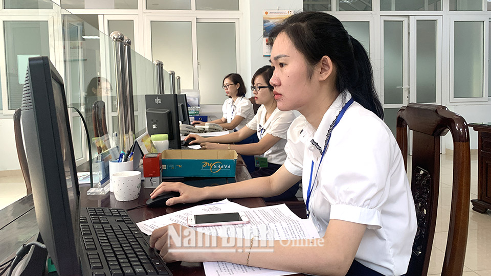 Cán bộ Phòng Tuyên truyền, hỗ trợ người nộp thuế (Cục Thuế tỉnh) thực hiện hỗ trợ trực tuyến qua mạng internet giúp người dân, doanh nghiệp thực hiện thuận lợi nghĩa vụ nộp thuế.