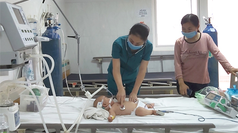 Một trẻ mắc Viêm não Nhật Bản  được điều trị tại Bệnh viện Đa khoa vùng Tây Nguyên