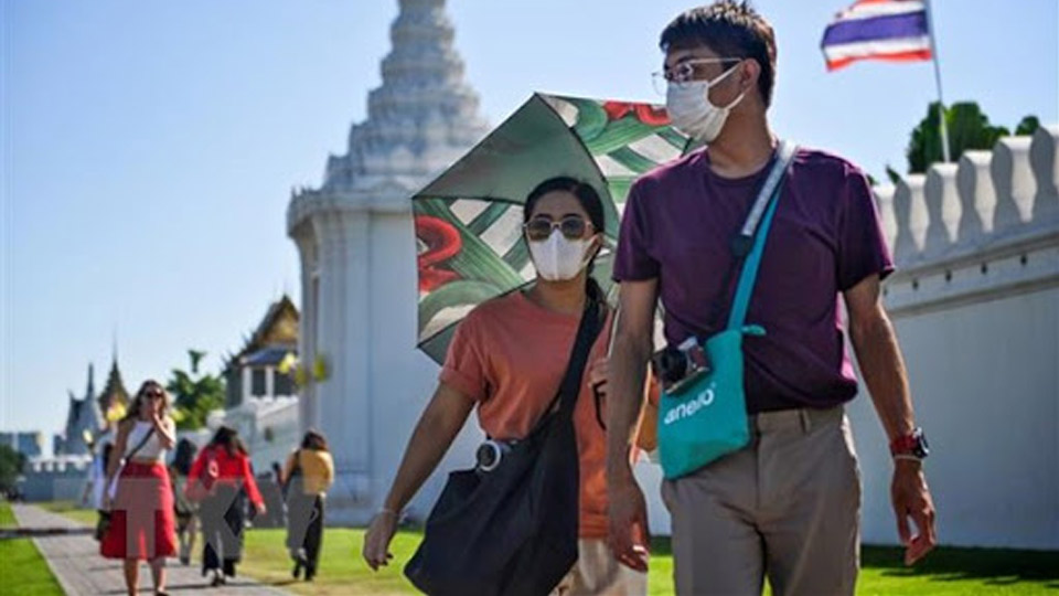 Khách du lịch tham quan Cung điện Hoàng Gia ở Thủ đô Bangkok, Thái Lan.  Ảnh: AFP/TTXVN