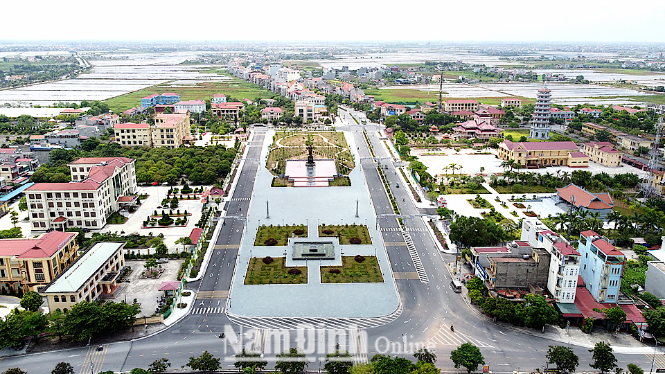 Một góc Khu trung tâm thị trấn Xuân Trường với quần thể Nhà lưu niệm, Tượng đài Tổng Bí thư Trường Chinh. Ảnh: Hoàng Tuấn