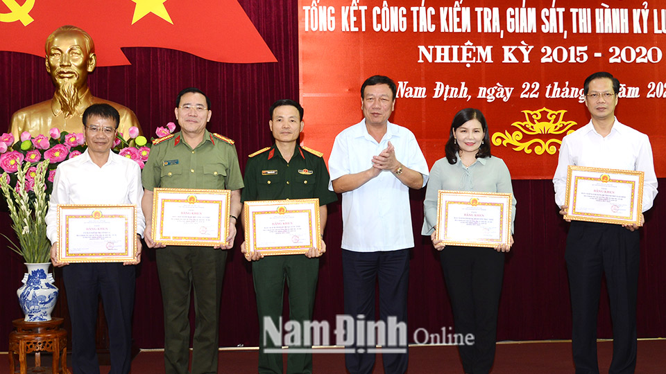 Đồng chí Đoàn Hồng Phong, Ủy viên BCH Trung ương Đảng, Bí thư Tỉnh ủy, Trưởng đoàn Đoàn đại biểu Quốc hội của tỉnh trao Bằng khen của Ban TVTU cho các đơn vị tiêu biểu.