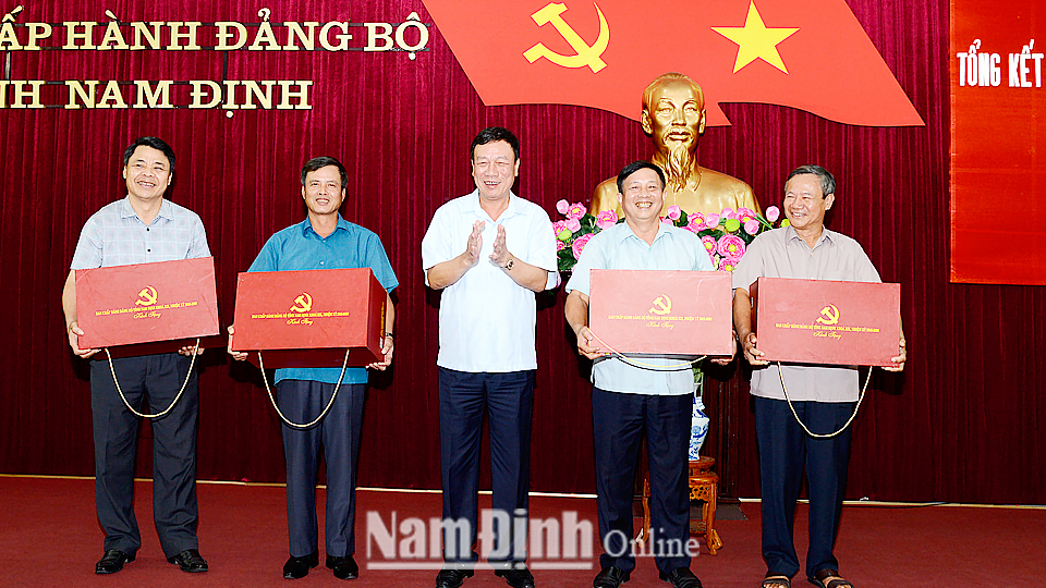 Đồng chí Đoàn Hồng Phong, Ủy viên BCH Trung ương Đảng, Bí thư Tỉnh ủy, Trưởng đoàn Đoàn đại biểu Quốc hội của tỉnh trao tặng phẩm cho các đồng chí nguyên Ủy viên Ban TVTU đã nghỉ hưu và chuyển công tác.