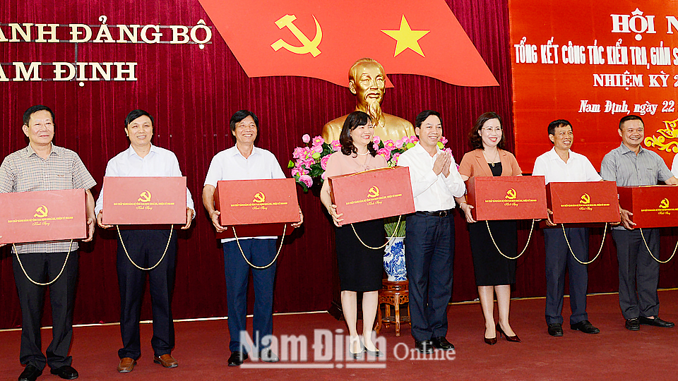 Đồng chí Trần Văn Chung, Phó Bí thư Thường trực Tỉnh ủy, Chủ tịch HĐND tỉnh trao tặng phẩm cho các đồng chí nguyên Ủy viên BCH Đảng bộ tỉnh đã nghỉ hưu và chuyển công tác.