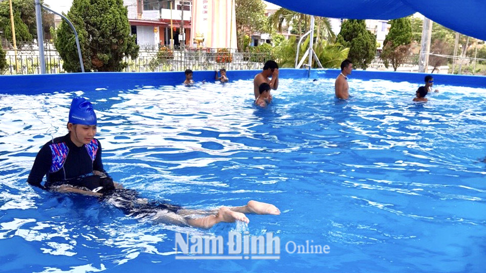 Lớp dạy bơi phòng, chống đuối nước tại Trung tâm văn hóa - thể thao Anh Em, xã Hải Phú (Hải Hậu).