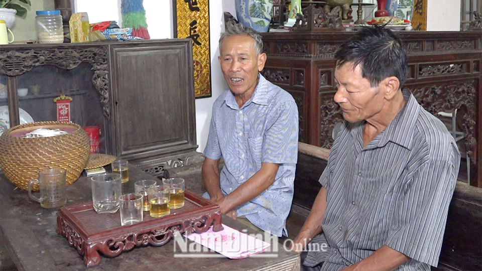 CCB Đoàn Trọng Ấp, thôn Thanh Khê, xã Nam Cường (Nam Trực) (bên trái) khi đến thăm gia đình liệt sĩ Đoàn Đình Diệm - người được ông đưa hài cốt trở về quê hương sau 30 năm.