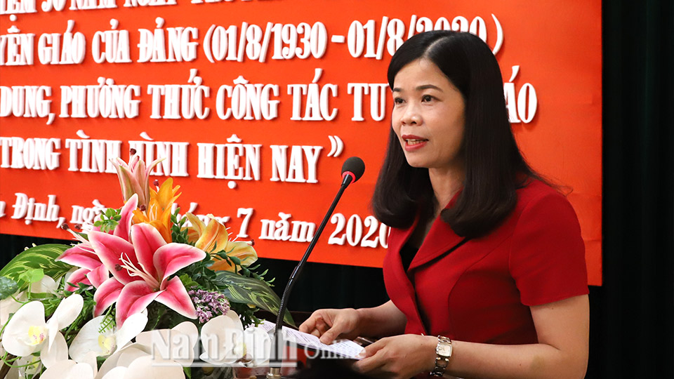 Đồng chí Phạm Thị Thu Hằng, Ủy viên Ban  TVTU, Trưởng Ban Tuyên giáo Tỉnh ủy phát biểu kết luận tại buổi tọa  đàm.