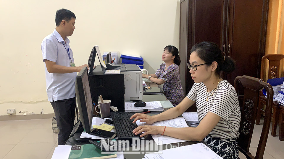 Cán bộ Chi cục Thuế khu vực Nam Ninh rà soát các khoản cần tăng cường đôn đốc, nâng cao kết quả thu ngân sách Nhà nước.