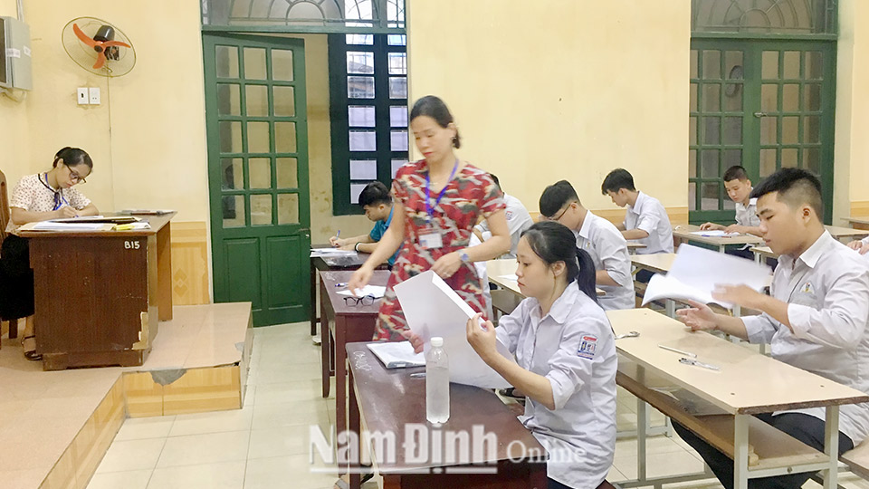 Thí sinh làm thủ tục để thi trong kỳ thi THPT quốc gia năm 2019 tại điểm thi Trường THPT Nguyễn Khuyến (thành phố Nam Định).
