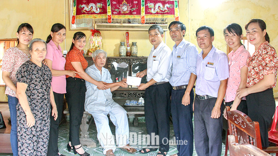 Đảng ủy, HĐND, UBND và các đoàn thể xã Xuân Trung (Xuân Trường) thăm, tặng quà ông Trần Lý Hải, thương binh 1/4 ở xóm 8.