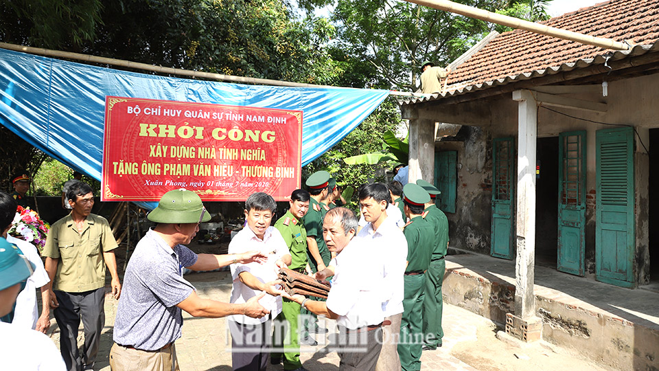 Ban CHQS huyện Xuân Trường phối hợp với địa phương khởi công xây dựng “Nhà tình nghĩa” tặng gia đình ông Phạm Văn Hiệp, thương binh hạng 3/4 ở xóm 16, xã Xuân Phong.