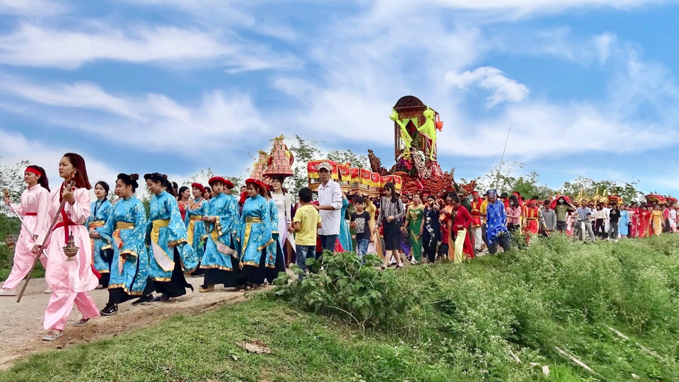 Rước kiệu trong lễ hội Đền - Chùa Linh Quang, làng Phú Ninh, xã Phương Định (Trực Ninh). Ảnh: Do cơ sở cung cấp