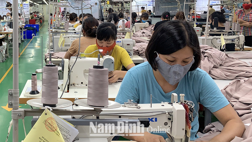 Sản xuất sản phẩm may xuất khẩu tại Công ty TNHH Kiara Garments Việt Nam.