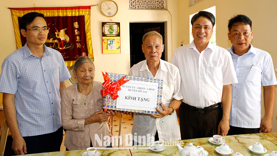 Lãnh đạo Huyện ủy, HĐND, UBND huyện Mỹ Lộc thăm, tặng quà gia đình chính sách xã Mỹ Phúc nhân Ngày Thương binh - Liệt sĩ 27-7-2020.