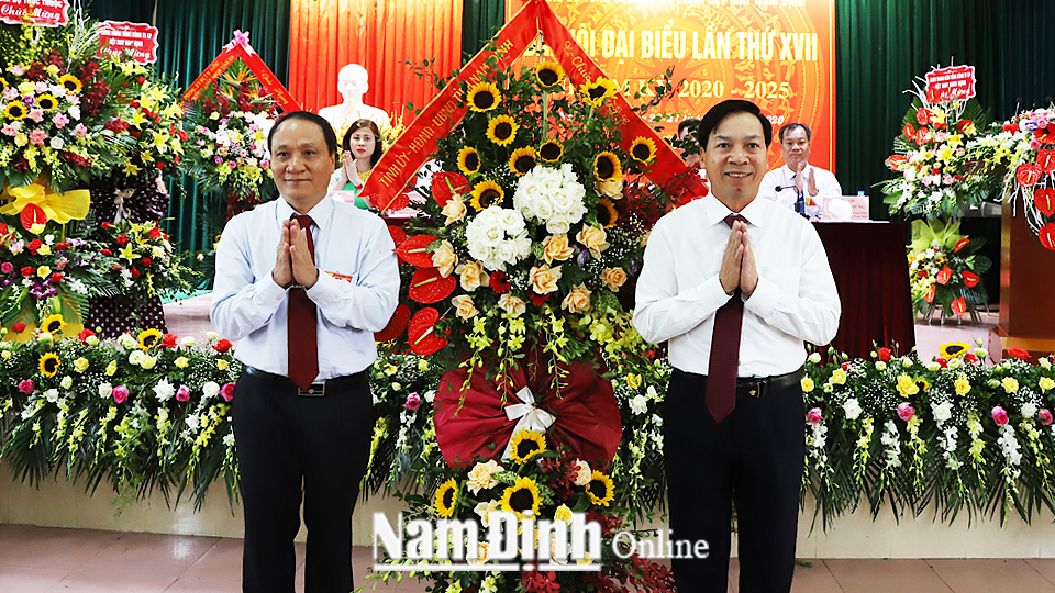 Đồng chí Trần Văn Chung, Phó Bí thư Thường trực Tỉnh ủy, Chủ tịch HĐND tỉnh tặng lẵng hoa tươi thắm chúc mừng đại hội Đảng bộ Tổng Công ty CP Dệt may Nam Định.