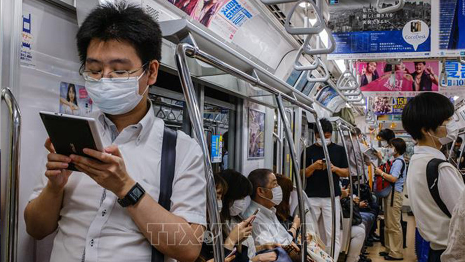Người dân đeo khẩu trang phòng lây nhiễm COVID-19 tại Tokyo, Nhật Bản.  Ảnh: AFP/TTXVN