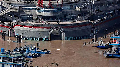 Cổng Triều Thiên tại Trùng Khánh ngập khi đỉnh lũ số 3 tràn qua. (Ảnh: Tân Hoa xã)