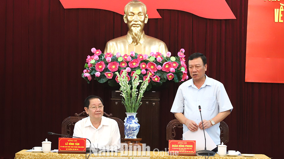 Đồng chí Đoàn Hồng Phong, Ủy viên BCH Trung ương Đảng, Bí thư Tỉnh ủy, Trưởng đoàn   Đoàn đại biểu Quốc hội của tỉnh phát biểu tại buổi làm việc.