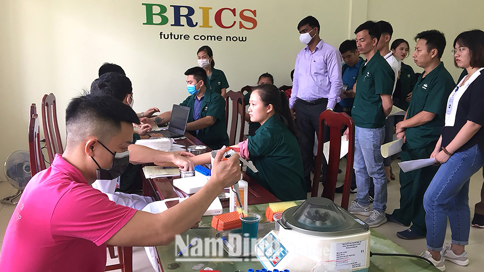 Người lao động trên địa bàn thành phố Nam Định tham gia hiến máu.