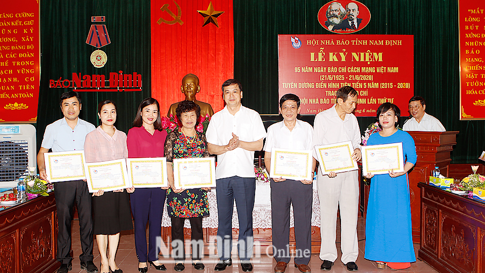 Đồng chí Trần Lê Đoài, TUV, Phó Chủ tịch UBND tỉnh với các hội viên nhà báo tiêu biểu 5 năm (2015-2020). Ảnh: Việt Thắng
