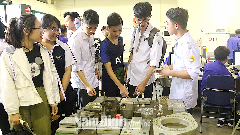 Học sinh các trường THPT trên địa bàn thành phố Nam Định tìm hiểu về nghề nghiệp và nghe tư vấn hướng nghiệp tại Trường Đại học Sư phạm Kỹ thuật Nam Định.