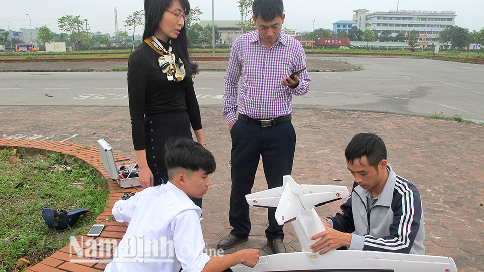 Cô và trò Trường THPT Trần Hưng Đạo (thành phố Nam Định) ứng dụng công nghệ thông tin thiết kế các mô hình học cụ phục vụ dạy và học.