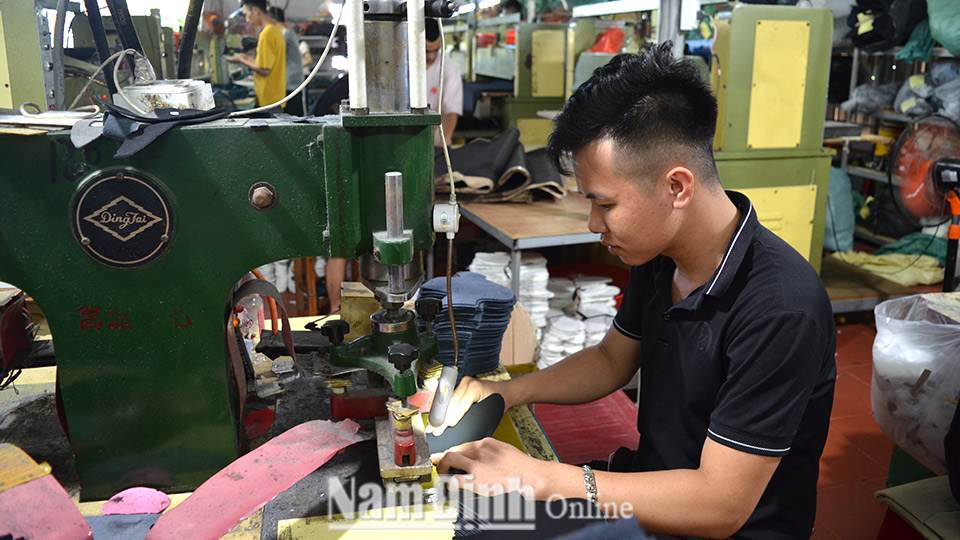 Sản xuất giày bảo hộ xuất khẩu tại xưởng gia đình chị Trần Thị Hạt ở thôn Hạ Ninh, xã Xuân Ngọc.