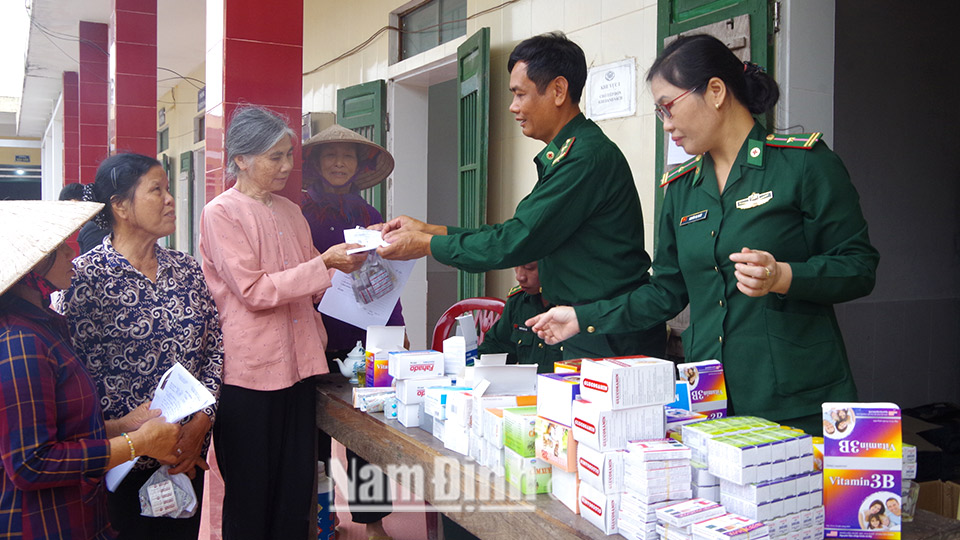 Quân y Bộ đội Biên phòng khám bệnh, cấp thuốc miễn phí cho người dân xã Giao Hải (Giao Thuỷ).