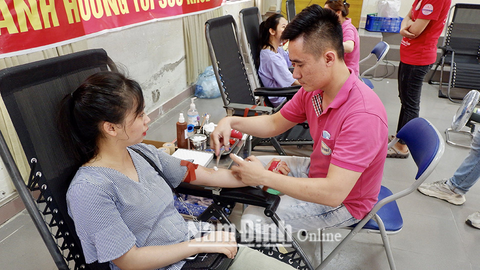 Đoàn viên thanh niên Trường Đại học Điều dưỡng Nam Định tham gia hiến máu nhân đạo.  Bài và ảnh: Đức Thiện