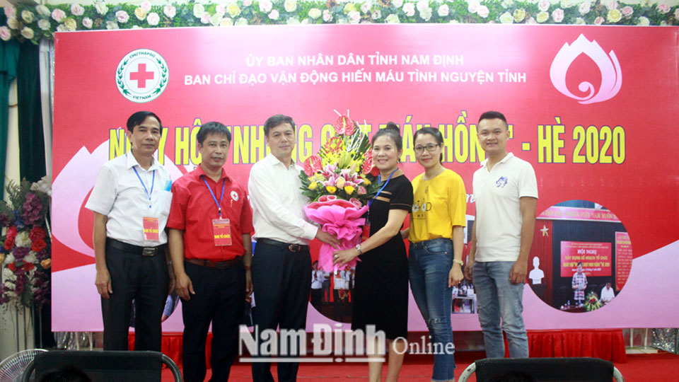 Đồng chí Trần Lê Đoài, TUV, Phó Chủ tịch UBND tỉnh, Trưởng  Ban chỉ đạo vận động hiến máu tình nguyện tỉnh tặng hoa cho Ban tổ chức  Ngày hội “Những giọt máu hồng” hè 2020.
