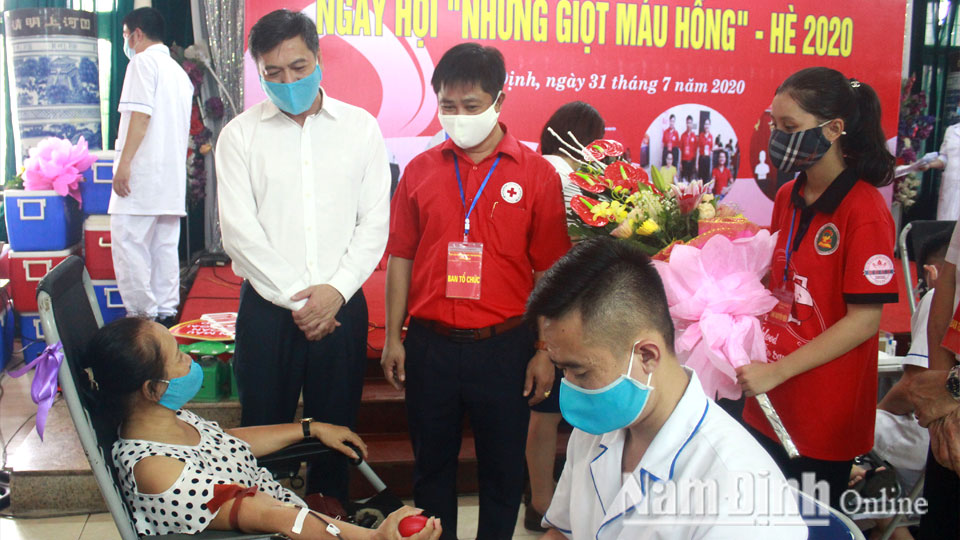 Đồng chí Trần Lê Đoài, TUV, Phó Chủ tịch UBND tỉnh, Trưởng Ban chỉ đạo vận động hiến máu tình nguyện tỉnh thăm hỏi, động viên người tham gia hiến máu.