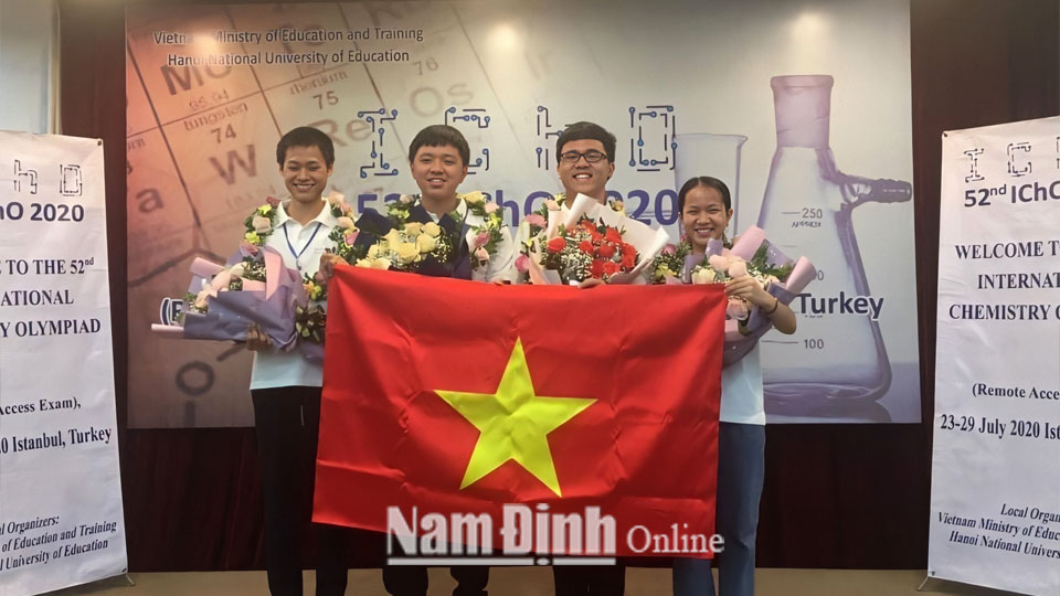 Em Đàm Thị Minh Trang (đứng thứ nhất từ phải sang) đoạt HCV thi Olympic Hoá học quốc tế năm 2020