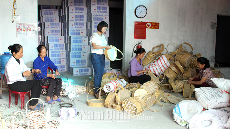 Cơ sở sản xuất lẵng hoa của chị Trần Thị Hương, xã Trực Tuấn (Trực Ninh) tạo việc làm cho hàng trăm lao động nữ.