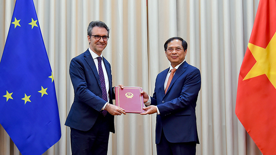 Việt Nam trao Công hàm thông báo việc Quốc hội phê chuẩn Hiệp định EVFTA và EVIPA tới Phái đoàn EU tại Việt Nam. Ảnh Bộ ngoại giao