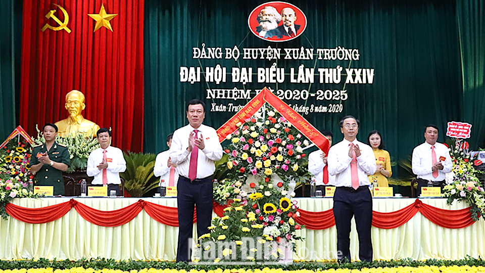 Đồng chí Đoàn Hồng Phong, Ủy viên BCH Trung ương Đảng, Bí thư Tỉnh ủy, Trưởng đoàn Đoàn đại biểu Quốc hội của tỉnh tặng Đại hội lẵng hoa tươi thắm.