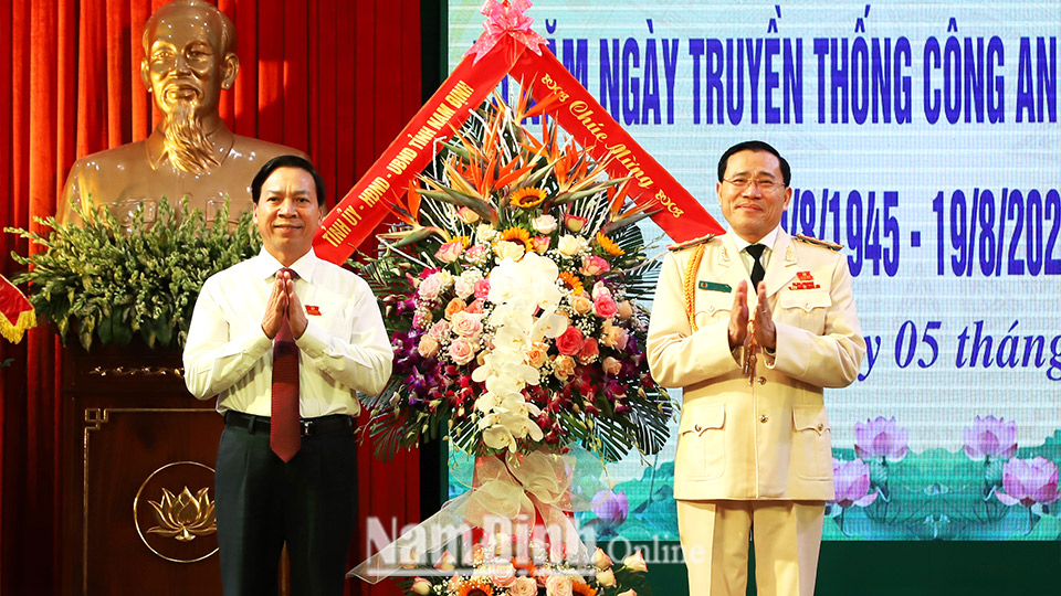 Đồng chí Trần Văn Chung, Phó Bí thư Thường trực Tỉnh ủy, Chủ tịch HĐND tỉnh tặng cán bộ, chiến sĩ Công an Nam Định lẵng hoa tươi thắm.