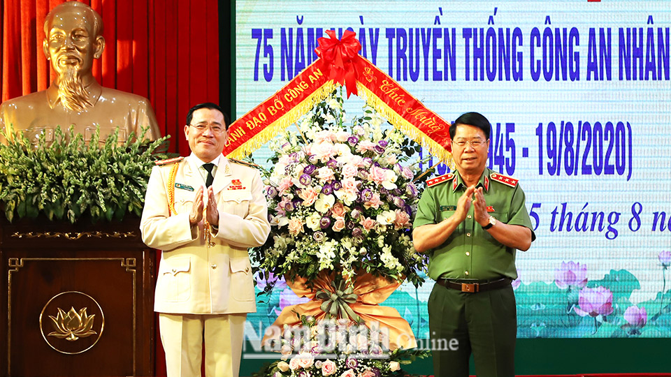 Thượng tướng Bùi Văn Nam, Ủy viên BCH Trung ương Đảng, Thứ trưởng Bộ Công an tặng Công an tỉnh lẵng hoa tươi thắm. ảnh: Thanh Tuấn