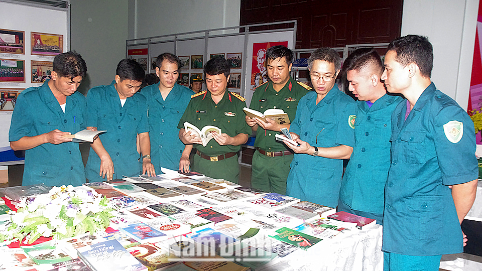 LLVT thành phố Nam Định thường xuyên tổ chức bồi dưỡng kiến thức chính trị cho cán bộ, chiến sĩ lực lượng dân quân.