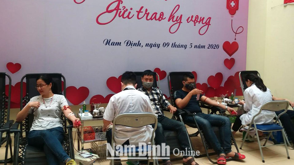 Công nhân lao động Khu công nghiệp Bảo Minh (Vụ Bản) tham gia hiến máu tình nguyện.  Bài và ảnh: Văn Huỳnh