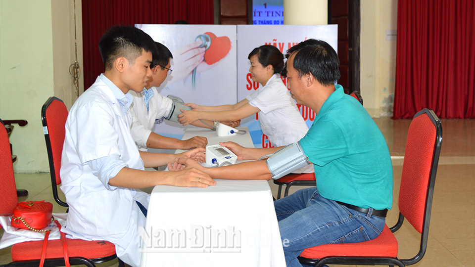 Trung tâm Y tế thành phố Nam Định tổ chức đo huyết áp cho người dân.
