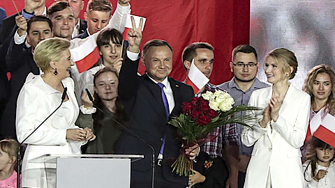 Ông Duda phát biểu trước người ủng hộ tại Pultusk, Ba Lan, ngày 12-7. (Ảnh: AP)